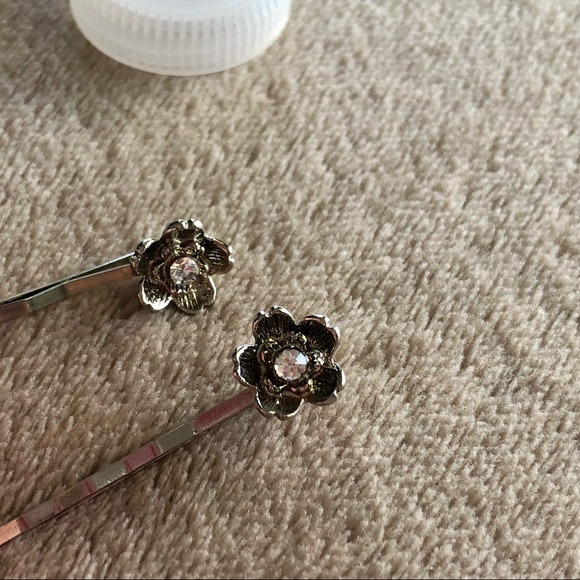 ✨2/$7✨ Hair: Flower Hair Pins, 2 Pins 🛍 Bundle Me! - Picture 5 of 10